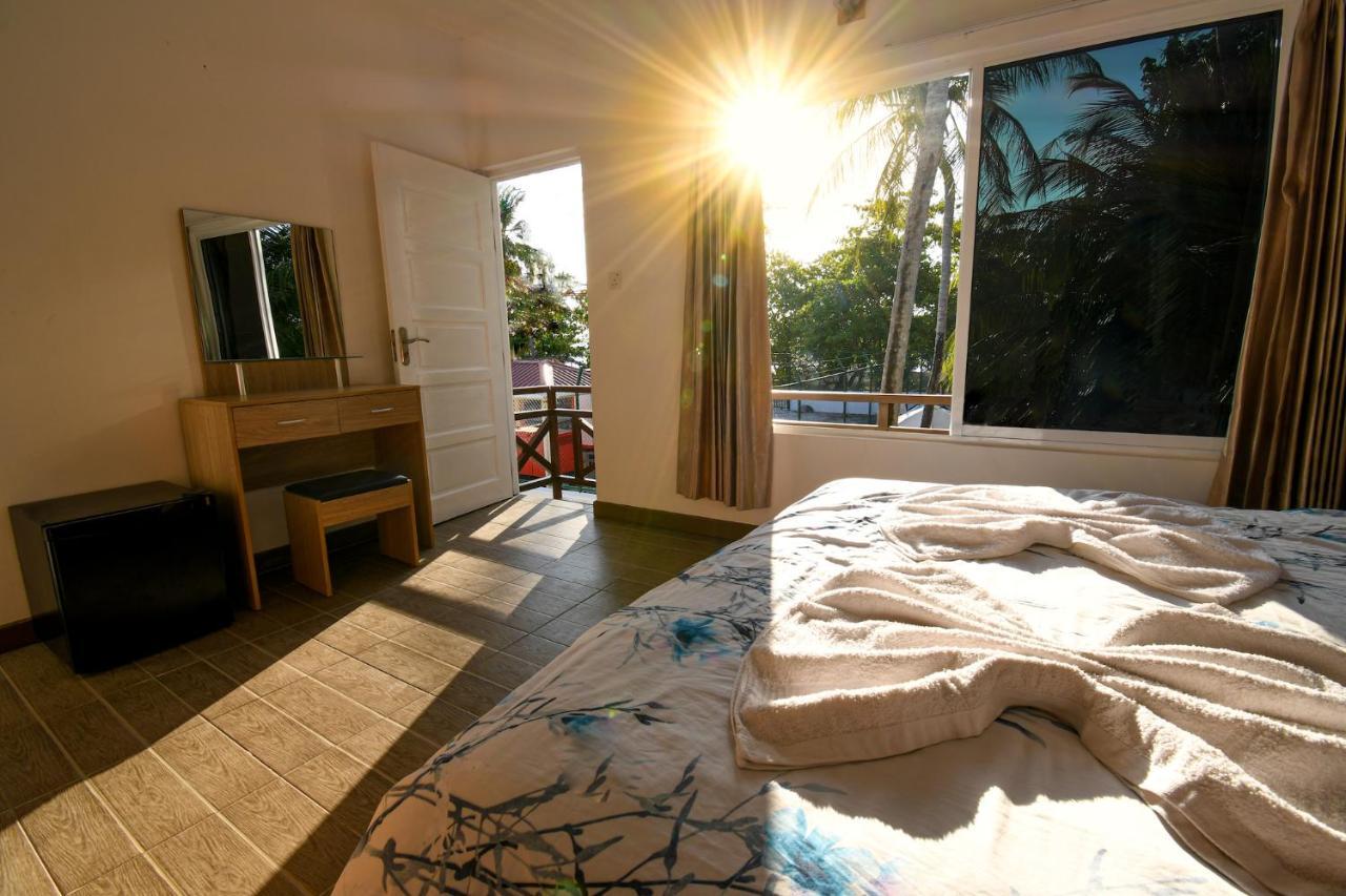 Surf Yoga Camp Thulusdhoo Exterior photo